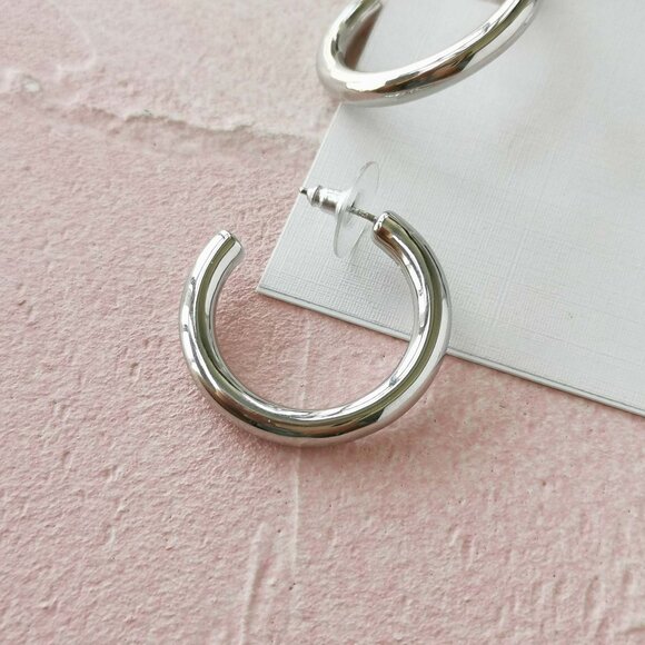 Kendra Scott Colette Silver Hoop Earrings - Picture 3 of 3